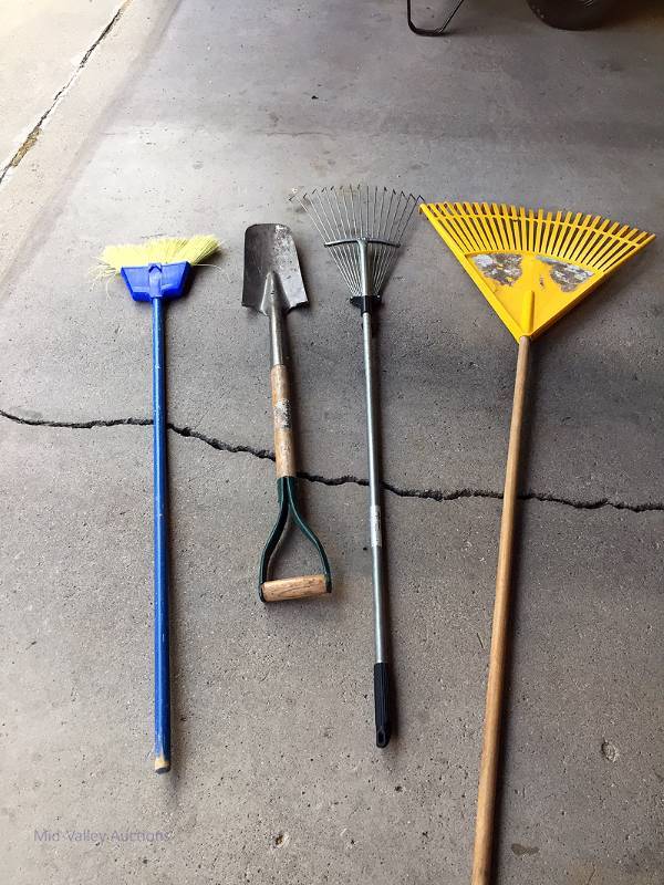 lot 122 image: Lawn tools