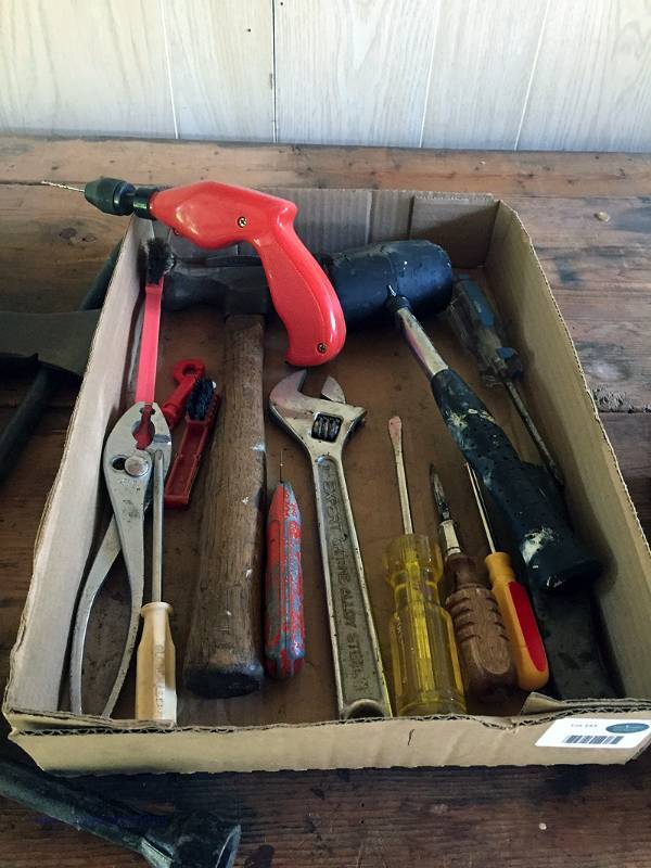 lot 143 image: Box of tools 1