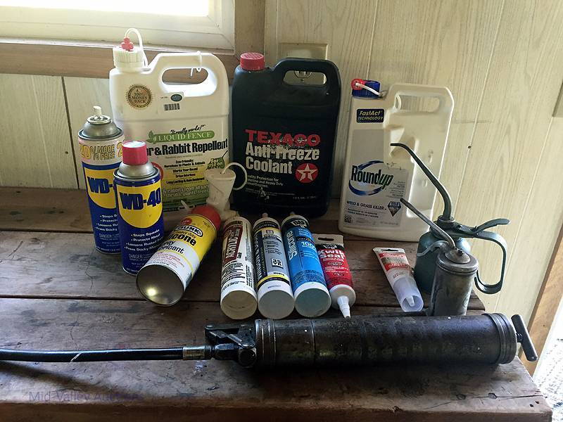 lot 150 image: Grease gun, oil cans, WD-40
