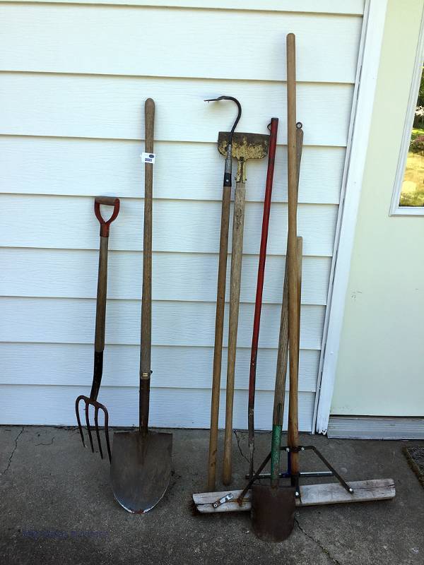 lot 166 image: Yard tool lot
