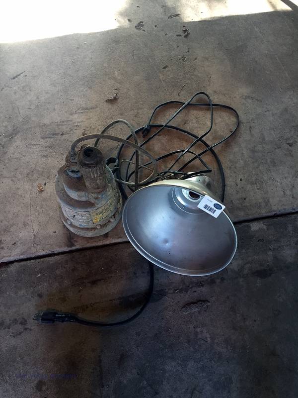 lot 175 image: Pump & light