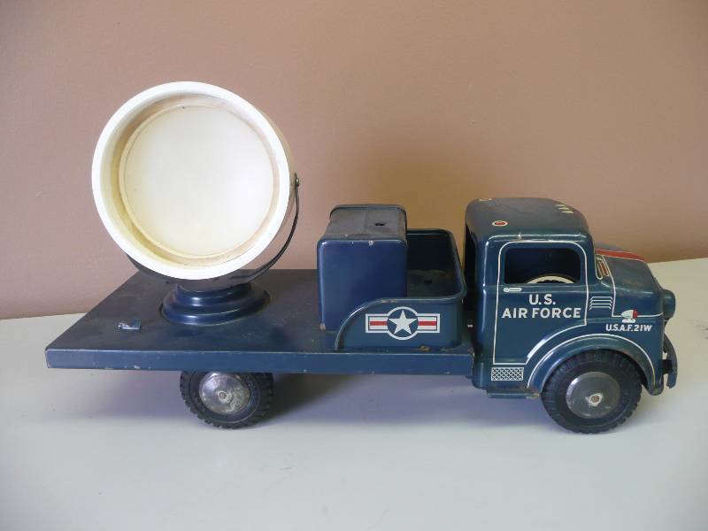 lot 1 image: VINTAGE LUMAR US Air Force Spot Light Tin Litho Toy Signal Truck - Vintage Pressed Steel - SEE PICTURES