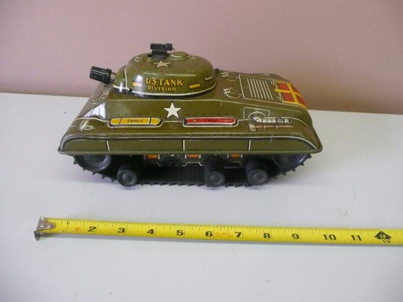 lot 9 image: Neat Vintage Marx U. S. Combat Tank Division Wind-up Tin Litho Tinplate Toy - AWESOME - SEE PICTURES