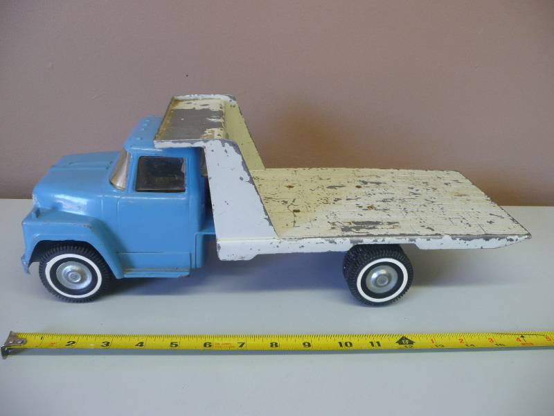 lot 33 image: Vintage Ertl Flat Bed Dump Truck - Operates - See Pictures