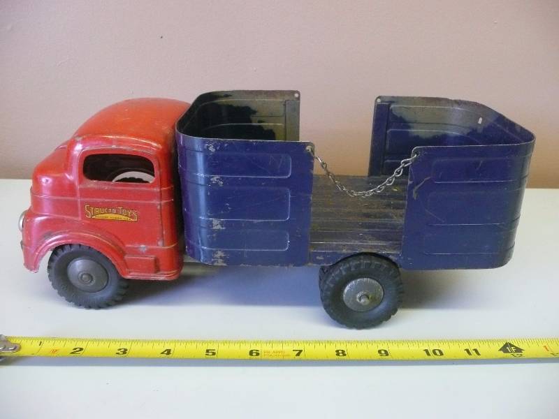 lot 34 image: VINTAGE-1950s - STRUCTO TOYS BARREL 034 WIND UP TRUCK - RARE - SEE PICTURES