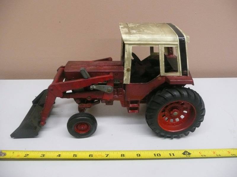 lot 41 image: Vintage International 1586 Ertl Tractor - See Pictures