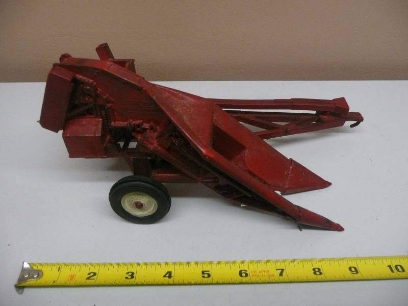 lot 42 image: Vintage Ertl Pull Corn Picker - Nice - See Pictures