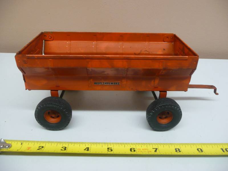 lot 43 image: Vintage Ertl Allis-Chalmers Flare Box Wagon - See Pictures