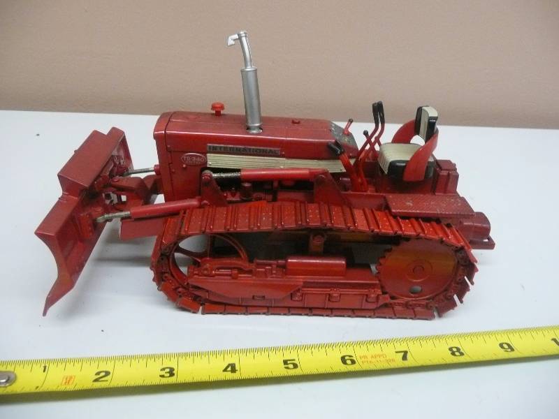 lot 45 image: VINTAGE ERTL INTERNATIONAL TD-340 DIESEL BULLDOZER - HEAVY AND VERY DETAILED, NICE PIECE - SEE PICTURES