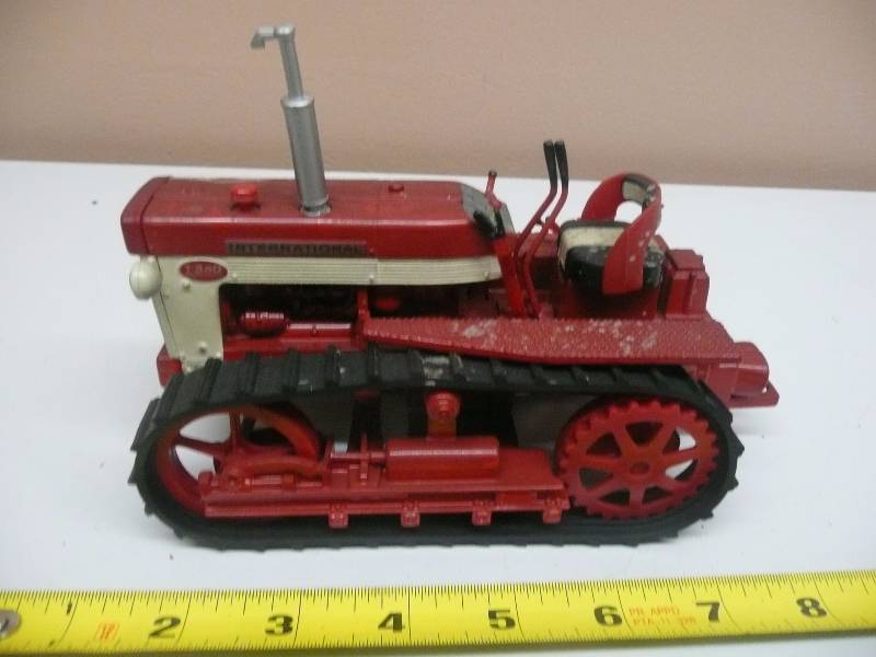 lot 46 image: VINTAGE ERTL INTERNATIONAL T-340 BULLDOZER - HEAVY AND VERY DETAILED, NICE PIECE - SEE PICTURES