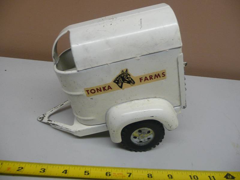 lot 48 image: Vintage Tonka, Tonka Farms Horse Trailer - Nice  - See Pictures