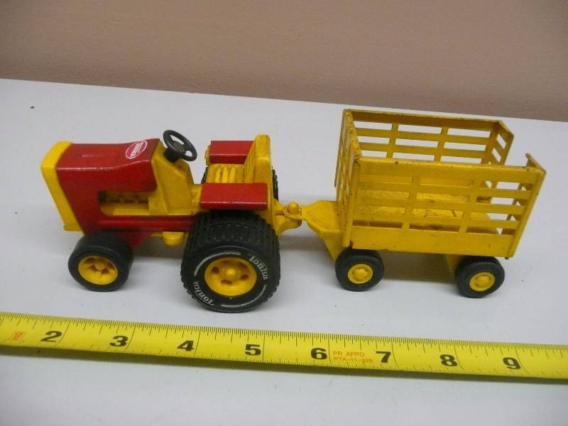 lot 49 image: Vintage Tonka Tractor & Hay Wagon - See Pictures