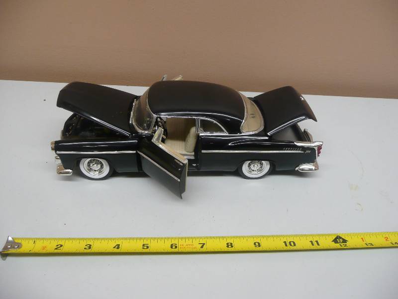 lot 50 image: 1955 Chrsler 300 - Motor Max, Daimler Chrysler 2005 - 118 SCALE - NICE - See Pictures