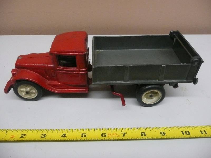 lot 52 image: Vintage Cast Iron International Dump Truck - Nice - See Pictures