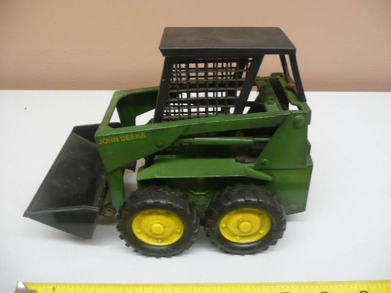 lot 61 image: Vintage Ertl John Deere Bobcat - See Pictures