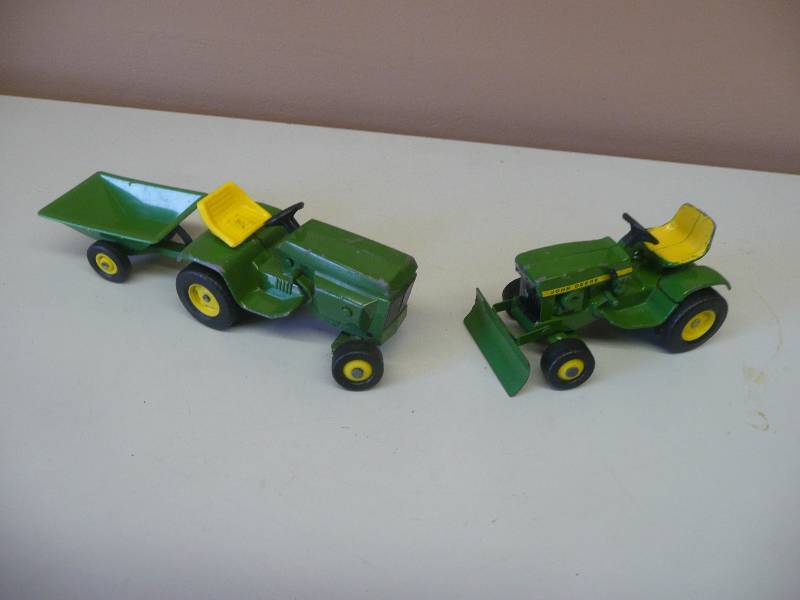 lot 74 image: VINTAGE ERTL JOHN DEERE COLLECTION - SEE PICTURES