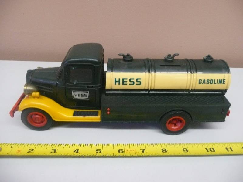 lot 104 image: VINTAGE HESS - GASOLINE TRUCK - SEE PICTURES