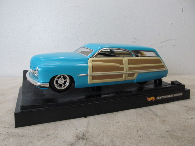 lot 12 image: Diecast 116 Scale Woodie wSurfboard