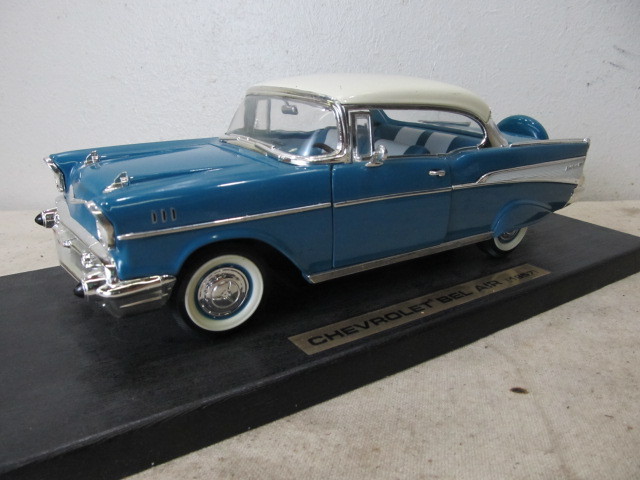 lot 13 image: Diecast 116 Scale 57 Chevy Bel Aire
