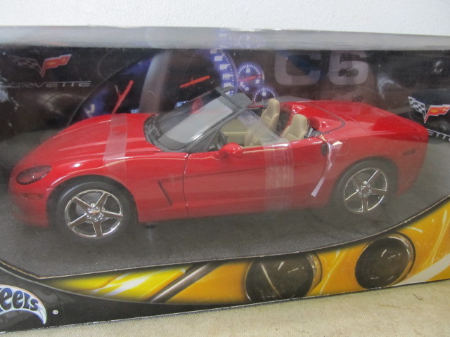 lot 14 image: MIB Diecast 118 Scale Hot Wheels Corvette