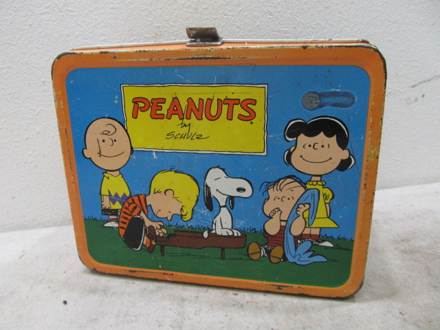 lot 41 image: Vintage Metal PEANUTS Lunchbox