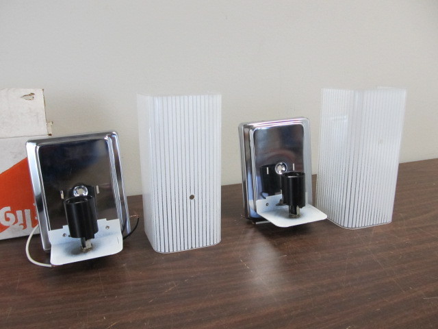 lot 54 image: Pair of Mid Century PROGRESS LIGHTING Wall Sconces