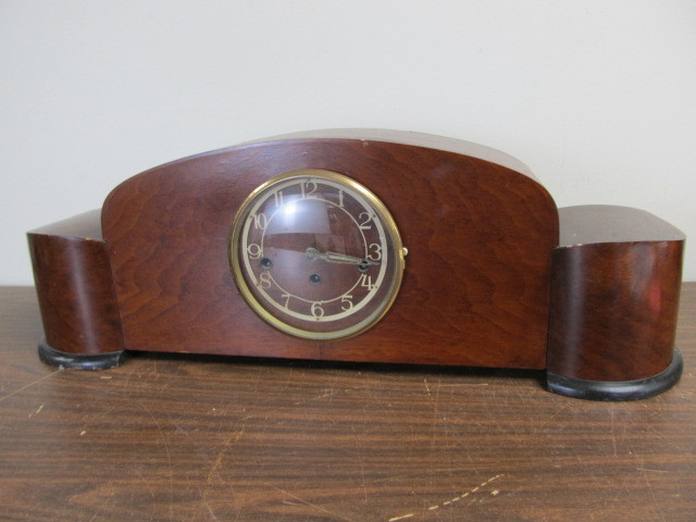 lot 57 image: Vintage Deco Mantel Clock
