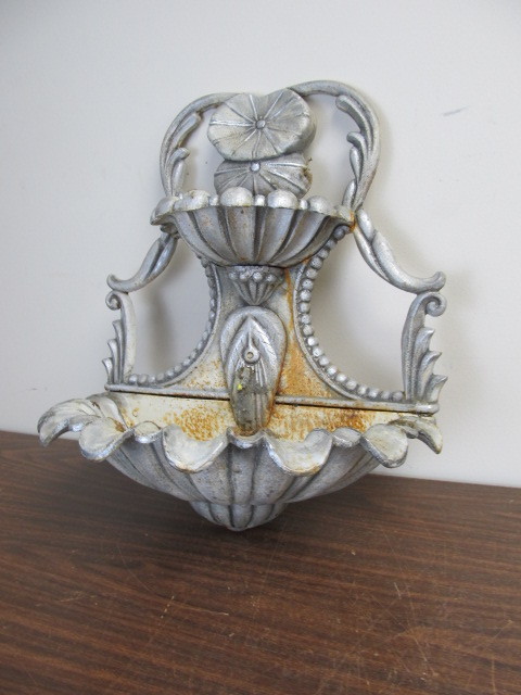 lot 69 image: Vintage Cast Iron Outdoor Wall Fountain