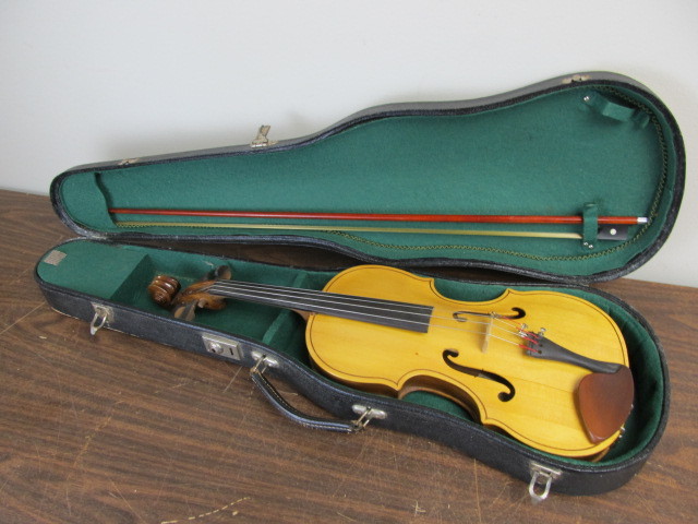 lot 74 image: Vintage&nbspViolin wBow & Case