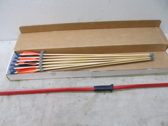 lot 86 image: Archery Bow w12 NEW Wood Arrows