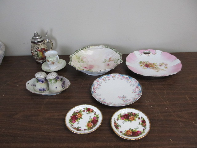 lot 102 image: Assorted AntiqueVintage China Serving Pieces