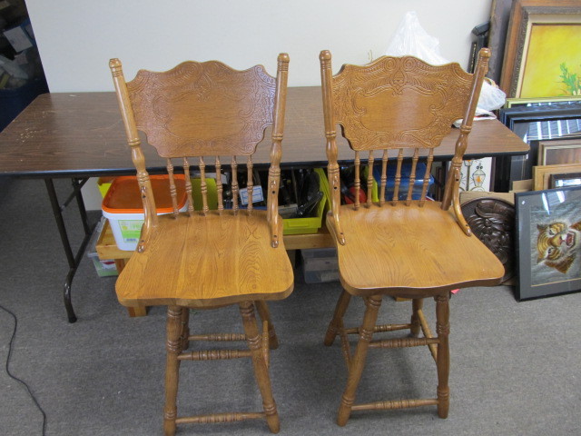 lot 104 image: 2 NICE Oak Swivel Bar Chairs