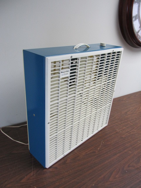 lot 122 image: Vintage Blue Metal Box Fan - Works
