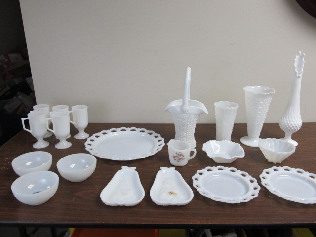 lot 124 image: Large Lot of Vintage Milk Glass