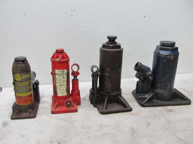 lot 135 image: 4 Auto Jacks - Incl. 8 Ton