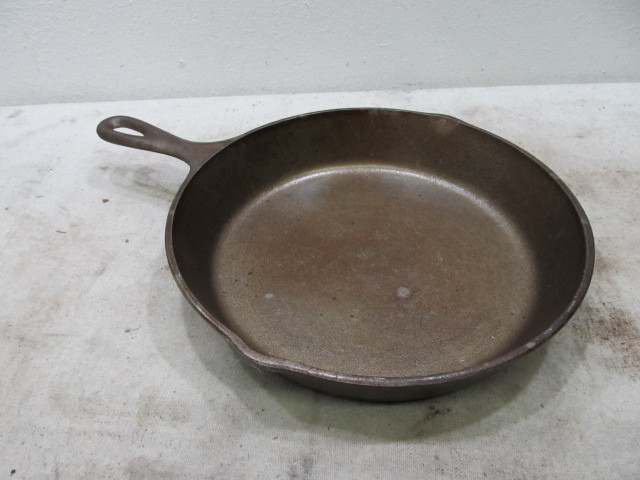 lot 136 image: Cast Iron Hillshire Farm 10 Skillet