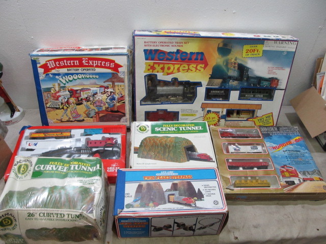 lot 138 image: Large Lot of Vintage Train Sets & Accessories