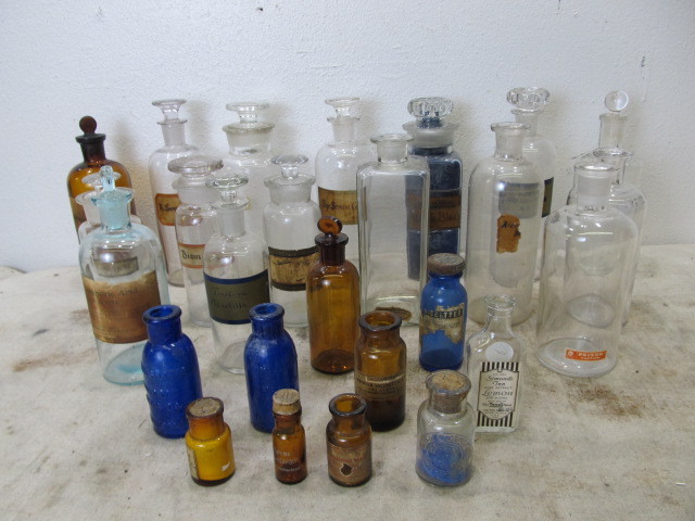 lot 4 image: Large Group of Antique Apothecary Bottles