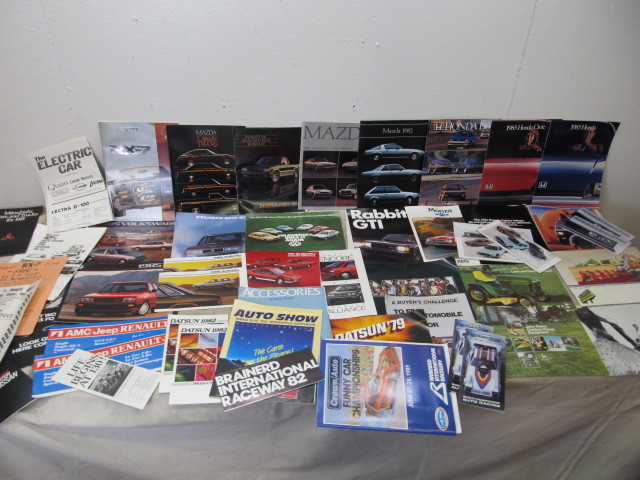 lot 139 image: LARGE Lot of Assorted Vintage Auto Brochures etc