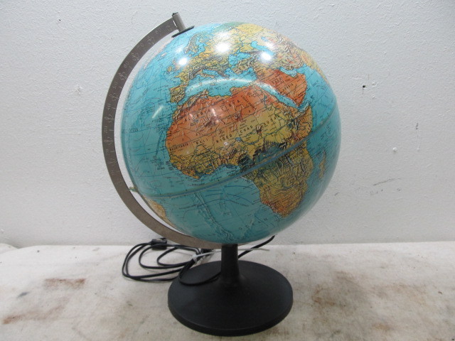 lot 140 image: Vintage 1972 Lighted Globe