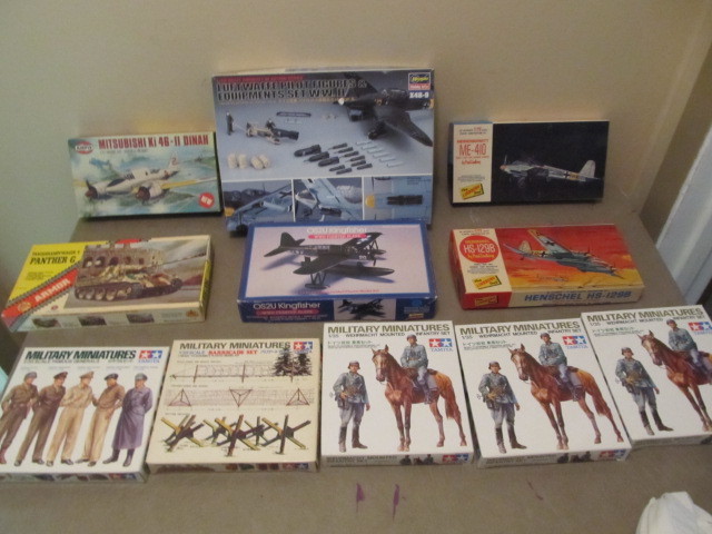 lot 11 image: Large Lot of Vintage etc Military Model Kits