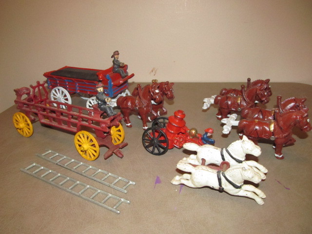 lot 26 image: Cast Iron Fire Engine Toys & Horses