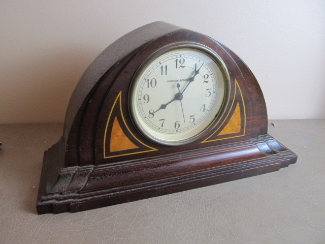 lot 38 image: Vintage Deco MANNING-BOWMAN Mantel Clock