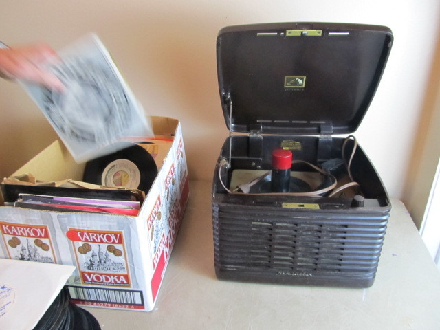 lot 39 image: Vintage RCA VICTOR Record Player w45s