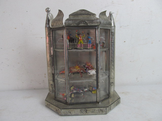 lot 67 image: Vintage Tin Small Display Cabinet wMiniatures