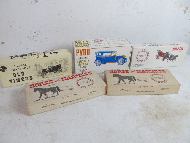 lot 68 image: Nice Lot of Vintage Miniatures 