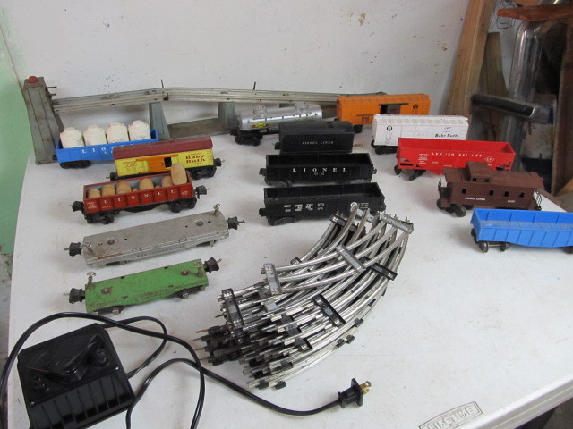 lot 71 image: Lot of Vintage LIONEL Trains wCoal Ramp