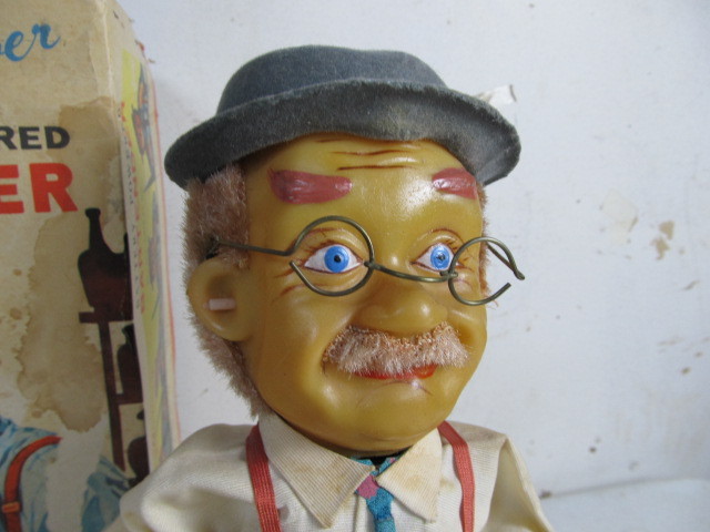 lot 6 image: Vintage CHARLEY WEAVER Bartender Toy wBox