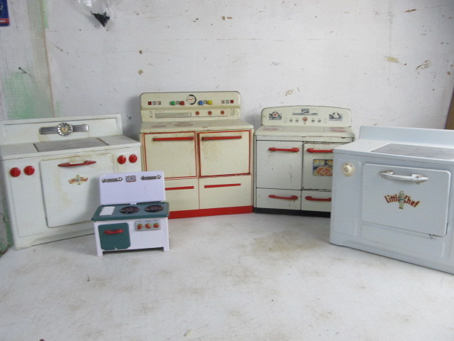 lot 82 image: Group of Vintage Toy StovesOvens