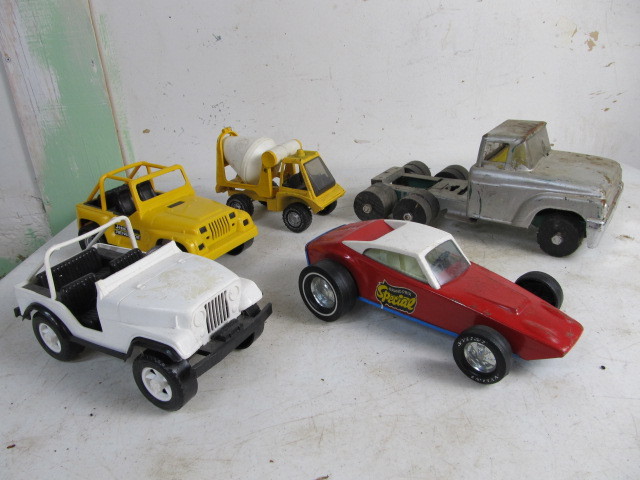 lot 94 image: Assorted Vintage TONKA Vehicles